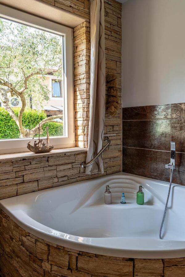 Apartments Villa Sotlar With Pool Умаг Екстериор снимка